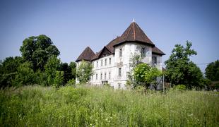 Graščina na obrobju Ljubljane, ki klavrno propada #foto