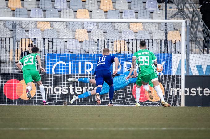 Ažbe Jug je enajstmetrovko nazadnje branil Mariu Kvesiću. | Foto: Vid Ponikvar/Sportida