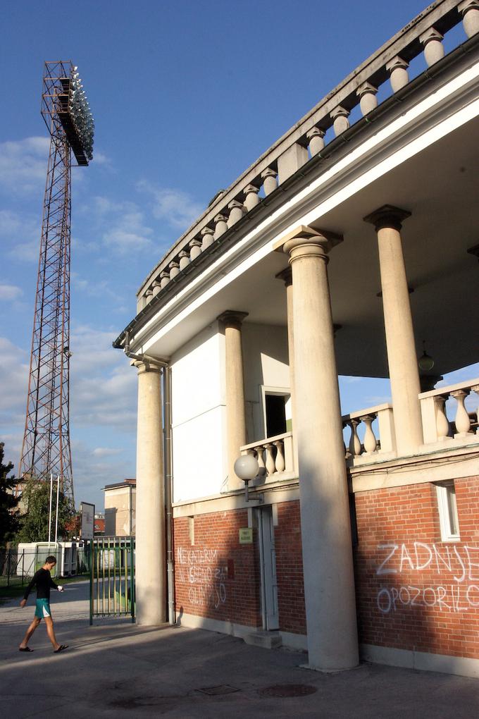 Stadion že leta propada. | Foto: Vid Ponikvar