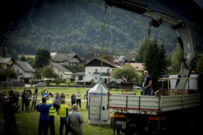 Iz Mojstrane so ga s tovornjakom odpeljali v Ljubljano, v Konservatorski center Zavoda za varstvo kulturne dediščine. | Foto: Ana Kovač