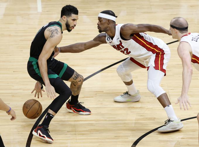 Jayson Tatum je še tretjič zapored izgubil proti Miamiju, Jimmy Butler in druščina so njegovemu Bostonu na Floridi nasuli kar 128 točk. | Foto: Reuters