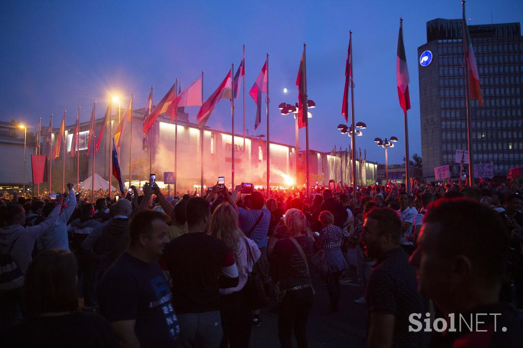 Nasilni protesti proti ukrepom vlade.