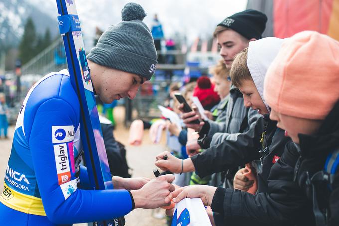 Timi si je po koncu četrtkovega dne vzel čas za nadobudne navijače, ki so prišli v dolino pod Poncami. | Foto: Grega Valančič/Sportida