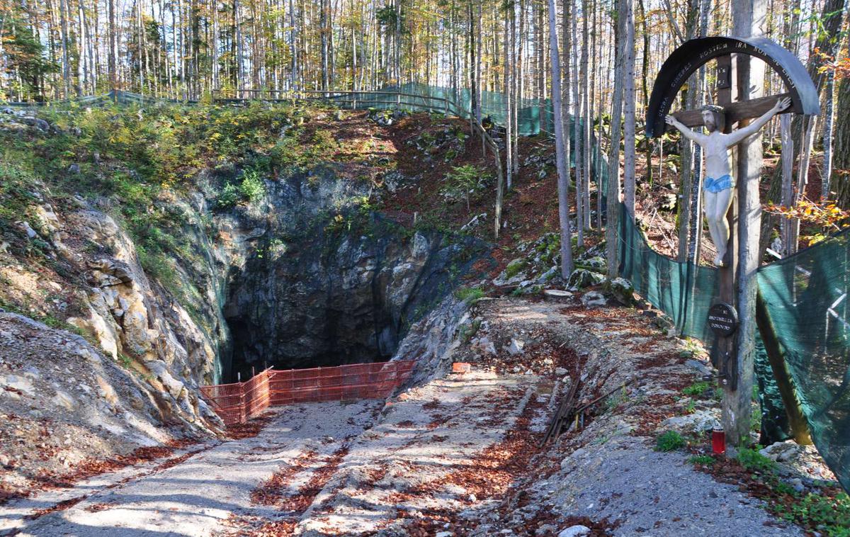 Grobišče Macesnova gorica | "Grobišče pod Macesnovo gorico naj bo spomin in opomin, da se kaj takega, kar se je dogajalo po drugi svetovni vojni, med Slovenci več ne bo ponovilo, ne glede na to, v kakšnih težkih preizkušnjah se bomo kot narod znašli," je pozval Ferenc. Po skoraj 80 letih je po njegovih besedah čas, da premagamo medsebojne različne poglede in žrtvam omogočimo dostojen pokop. | Foto STA