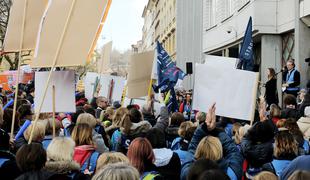 Na sredinem protestnem shodu pred vlado pričakujejo 1.500 ljudi