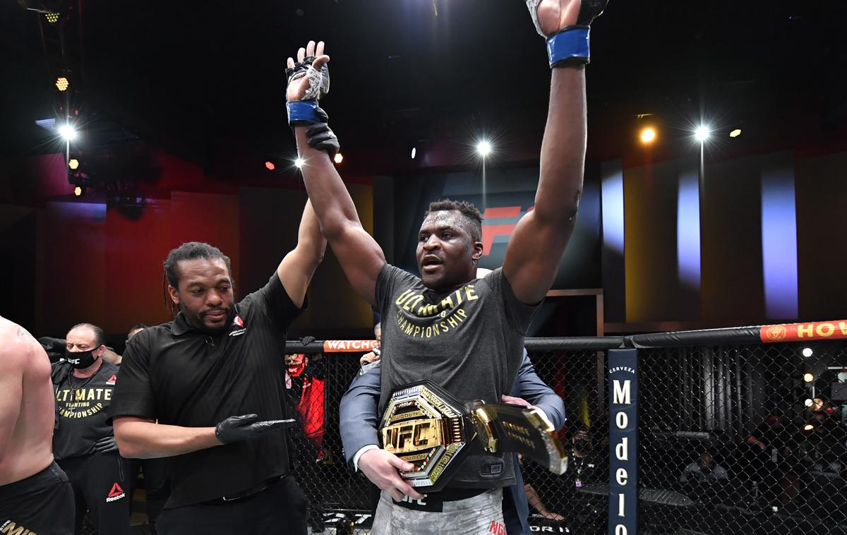 Francis Ngannou | Francis Ngannou je v drugi rundi nokavtiral Stipeta Miočića in si okoli pasu nadel šampionski pas. | Foto Reuters