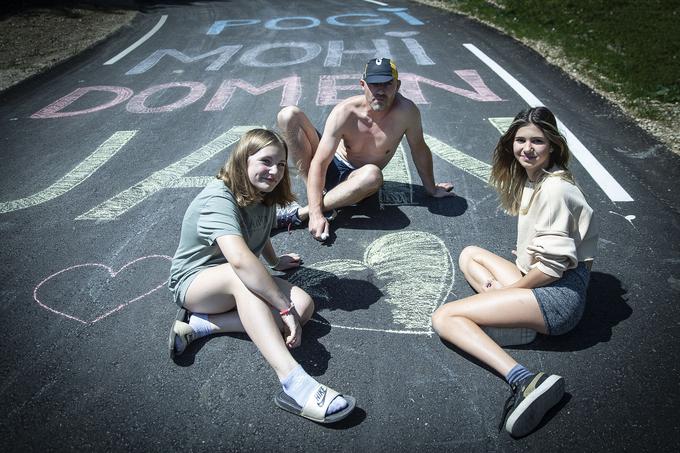 Poseben "gušt" je bilo za marsikoga tudi krašenje zaključnega klanca, ki se zadnje tri tedne ponaša z novo asfaltno podlago. Med delom smo ujeli Dejana z družbo iz Polzele. "Risali bomo tako dolgo, da ne porabimo vseh kred," se je pošalil.  | Foto: Ana Kovač