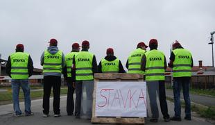 Zaradi neizplačila plač in nezadovoljstva z vodstvom stavka v Nafti Petrochem