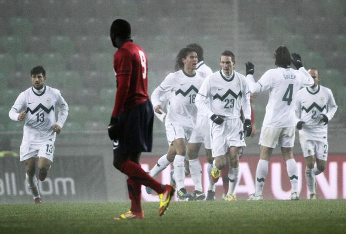 Oba zadetka za Slovenijo je v meglenih Stožicah proti Američanom dosegel Tim Matavž. | Foto: Guliverimage