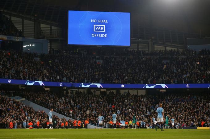 VAR oziroma Video Assistant Referee, sistem kamer, ki nogometnim sodnikom omogoča, da na zaslonu preverijo, ali je treba dosoditi enajstmetrovko, razveljaviti gol ali pa pokazati rdeči karton, bo po napovedih strokovnjakov na nogomet v prihodnosti vplival podobno kot tehnologija golove črte na hokej, ura za merjenje 24 sekund napada na košarko ali tako imenovano sokolje oko (Hawk-Eye) na tenis.  | Foto: Reuters