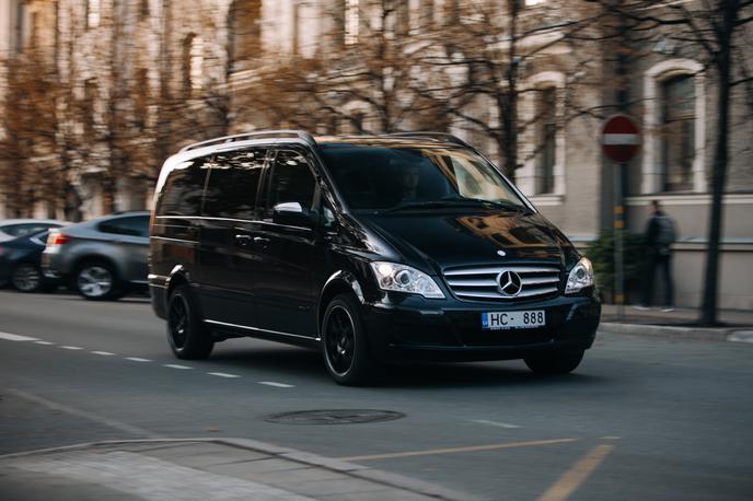 Črn kombi mercedes | Tolpa je iz kombija za prevoz gotovine odnesla tri milijone evrov in pobegnila. (Fotografija je simbolična.) | Foto Shutterstock