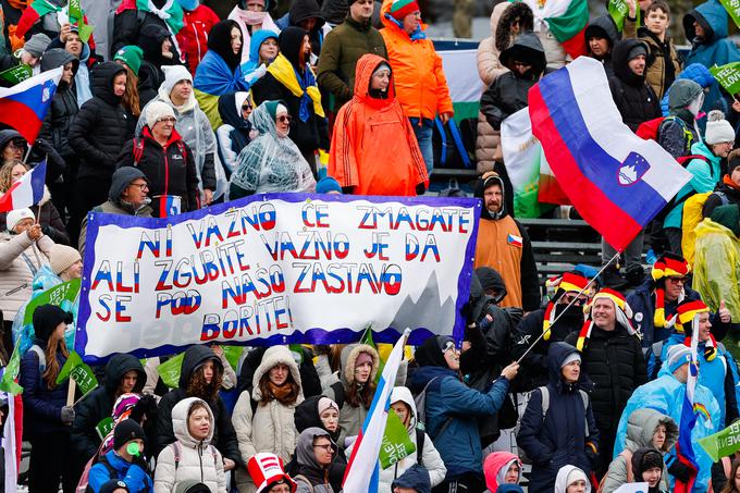 Navijači so se kljub slabemu vremenu v lepem številu zbrali na tribunah biatlonskega stadiona na Rudnem polju. | Foto: Aleš Fevžer