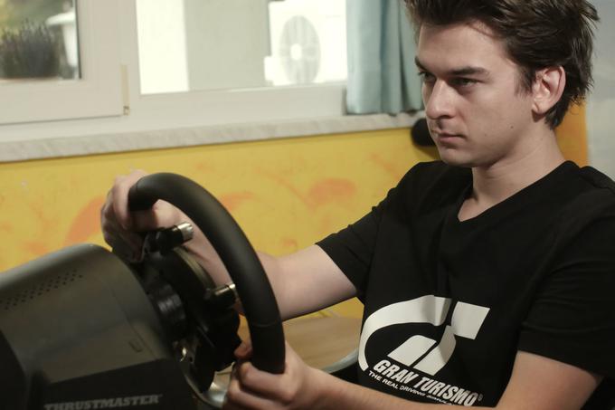 Luka Zavišič serijo Gran Turismo dobesedno obožuje. "Gre za neko posebno strast, romantiko. Tega ne najdete v nobeni drugi dirkaški igri ali simulaciji." | Foto: Luka Zavišič