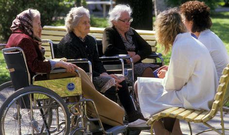 Skupnost socialnih zavodov opozarja na nevzdržne kadrovske razmere v domovih za starejše