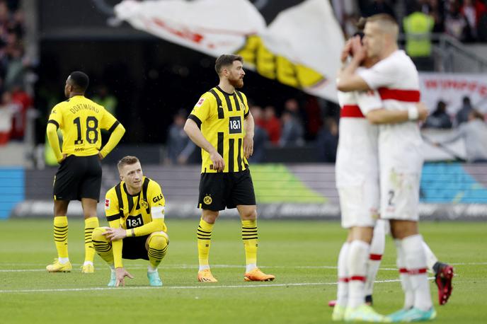 Borussia Dortmund : Stuttgart | Nogometaši Borussie Dortmund so po koncu objokovali zamujeno priložnost. | Foto Reuters