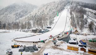 Na preizkusu letalnice v vetrovni Planici se je že letelo daleč #video