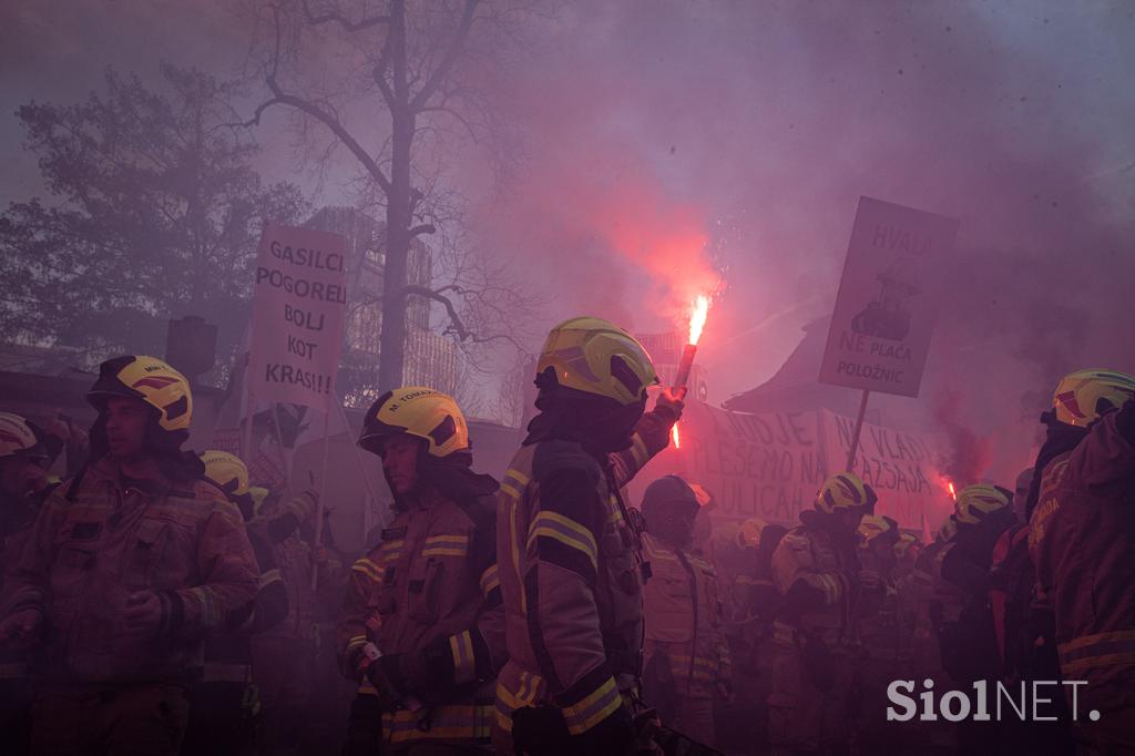 Protestni shod poklicnih gasilcev pred poslopjem vlade. gasilci