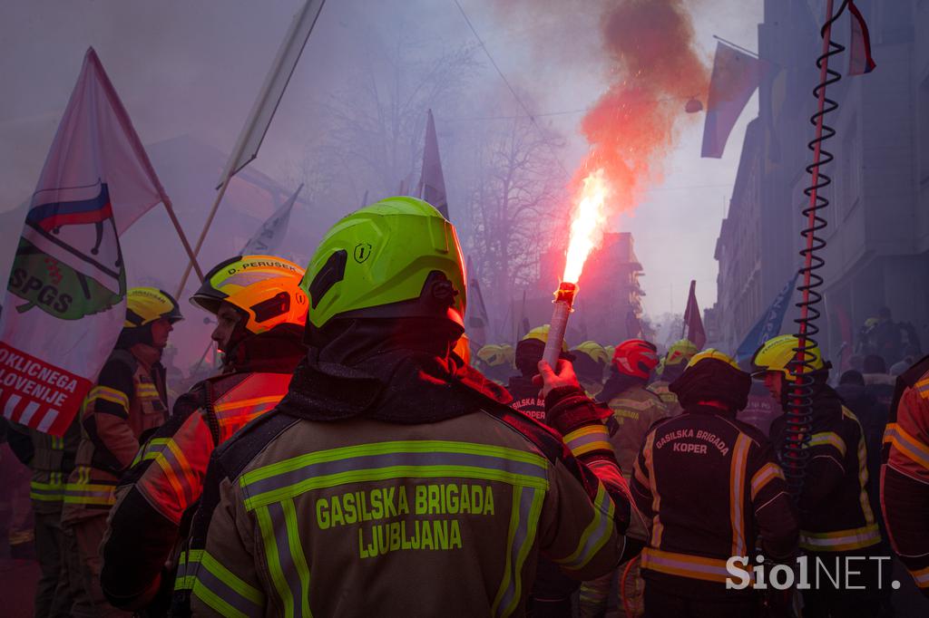 Protestni shod poklicnih gasilcev pred poslopjem vlade. gasilci