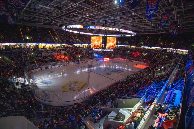 V povprečju je bilo na tekmi lige DEL v rednem delu 7.160 gledalcev, kar je nov nemški rekord. Prizor iz razprodane dvorane nemškega prvoligaša Adler Mannheim. | Foto: Guliverimage