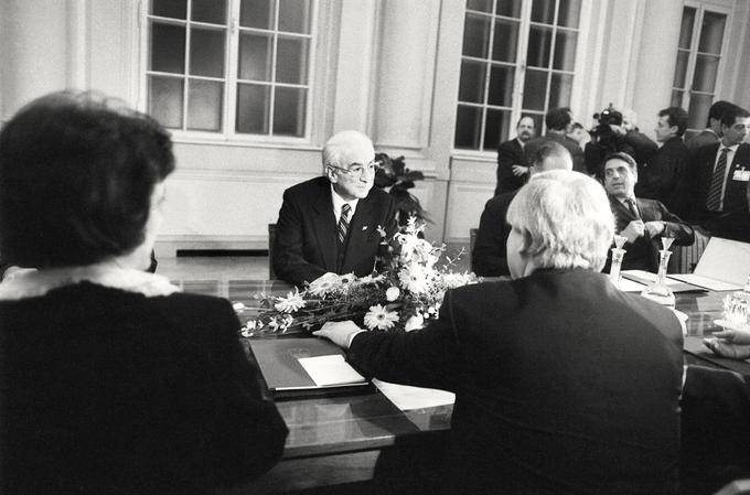 Prvi tuji državnik, ki je obiskal Slovenijo po priznanju Evropske skupnosti, je bil italijanski predsednik Francesco Cossiga, 17. januarja 1992. (Fotografijo hrani Muzej novejše zgodovine Slovenije.) | Foto: Tone Stojko