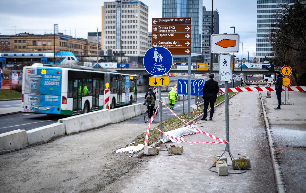 Delna zapora Dunajska cesta | Rekonstrukcija nadvoza nad Dunajsko cesto v Ljubljani je ena najkompleksnejših faz v sklopu gradnje novega Potniškega centra Ljubljana. | Foto Gaja Hanuna