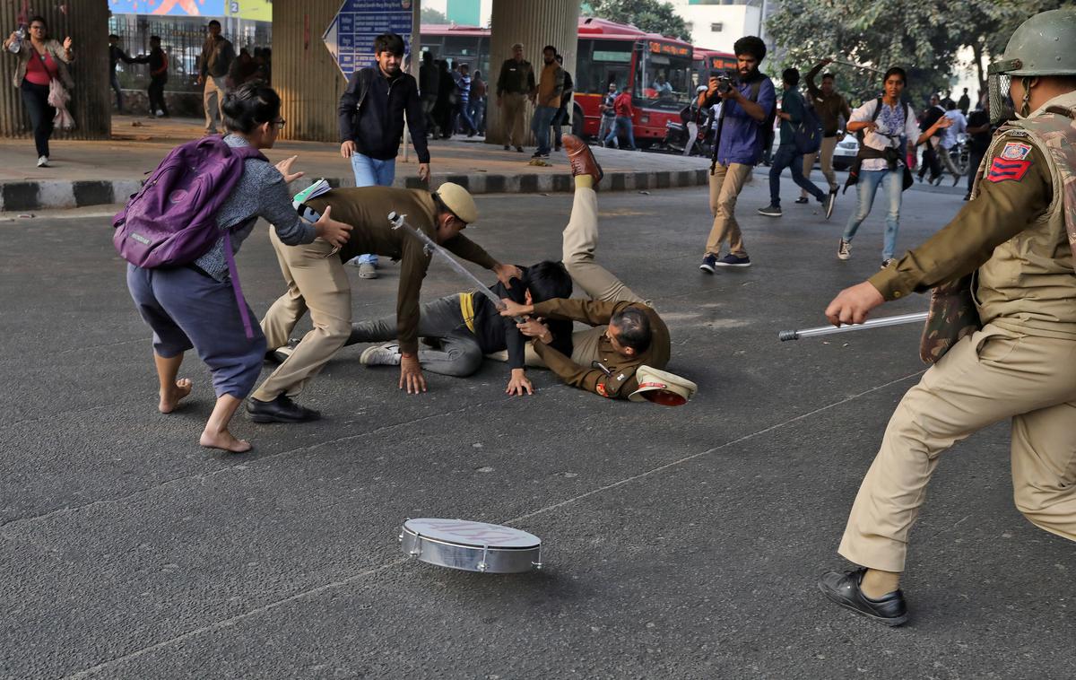 Spopadi na univerzi Jawaharlal Nehru v New Delhiju | Foto Reuters