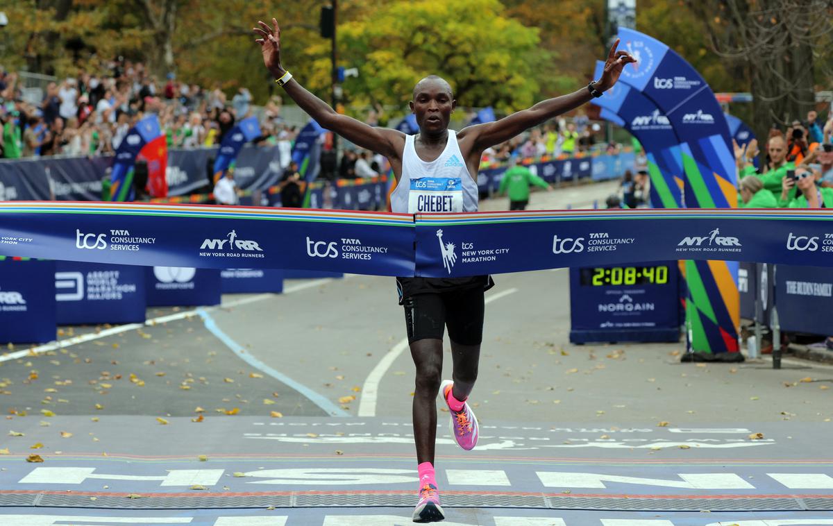 New York Maraton 2022 | Evans Chebet je tudi prvi tekač po 11 letih (Geoffrey Mutai), ki je v istem letu dobil maratona v Bostonu in New Yorku. | Foto Reuters