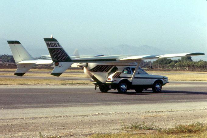 Smolinski je septembra 1973 preizkušal svoj izum, leteči avtomobil z imenom AVE Mizar. Šlo je za avtomobil ford pinto, na katerega so bila pritrjena krila in propelerji z majhnega letala znamke Cessna. Med preizkusnim poletom se je desno krilo ločilo od avtomobila, ki je strmoglavil in zgorel. V nesreči sta umrla Smolinski in njegov sodelavec Harold Blake. | Foto: Thomas Hilmes/Wikimedia Commons