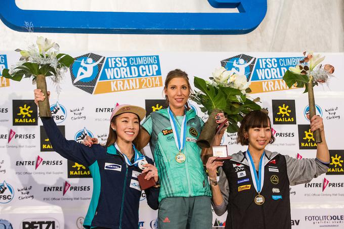 Mina Markovič na zmagovalnem odru finalne tekme v težavnosti v Kranju leta 2014. Na fotografiji: Markovičeva v družbi Korejke Jain Kim in Japonke Akiyo Noguchi. | Foto: Grega Valančič/Sportida