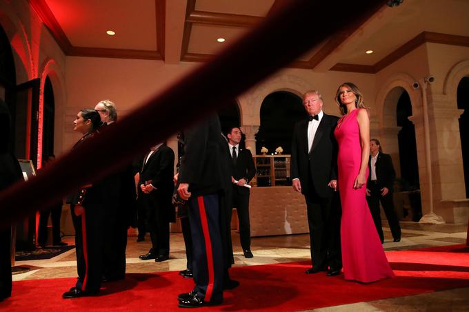 Rožnata do tal segajoča toaleta, ki jo je pred dobrim tednom nosila na gala plesu Red Cross, je delo modne hiše Dior. | Foto: Reuters