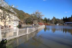 V Ratečah velike težave. Plaz v Bohinjski Beli ogroža vojašnico.