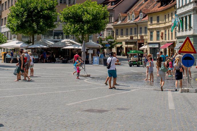 Prešernov trg, turisti, vroče | Upravičenci so od začetka njihovega unovčevanja 16. julija lani do nedelje unovčili za več kot 153,5 milijona evrov bonov 21. Tudi v tem primeru gre za okoli 82 odstotkov zneska potencialno vseh unovčenih bonov. V začetku tedna je bilo tako na voljo še nekaj več kot 33 milijonov evrov vrednosti teh bonov. | Foto Klemen Korenjak