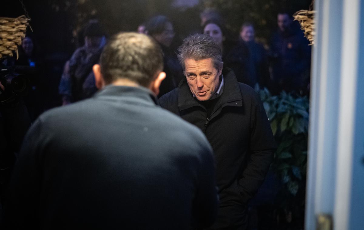 Hugh Grant | Hugh je šel – kot premier v Pravzaprav ljubezen – od vrat do vrat spoznavati ljudi in jih nagovarjati, naj ne volijo Johnsona. | Foto Getty Images