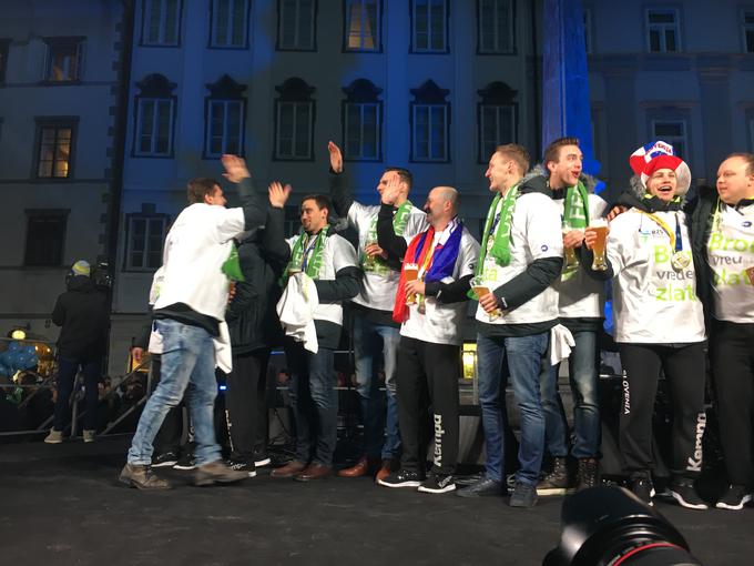 Rokometaši so bili po bronasti medalji na SP 2017 deležni ganljivega sprejema v slovenski prestolnici. | Foto: Vid Ponikvar