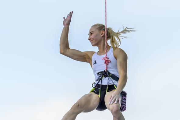 Janja Garnbret se v lov na medaljo podaja kot najboljša v polfinalu! Mia Krampl do 17. mesta.