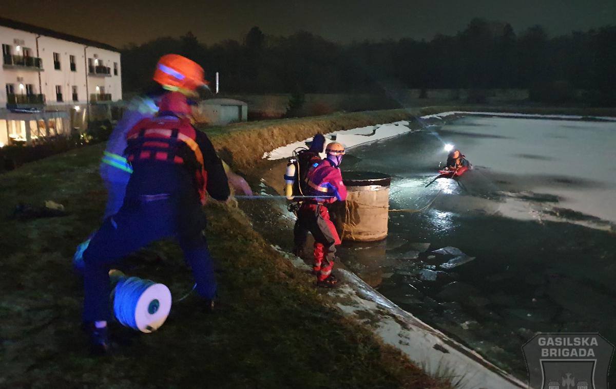 Reševanje iz ribnika Maribor | Foto Gasilska brigada Maribor