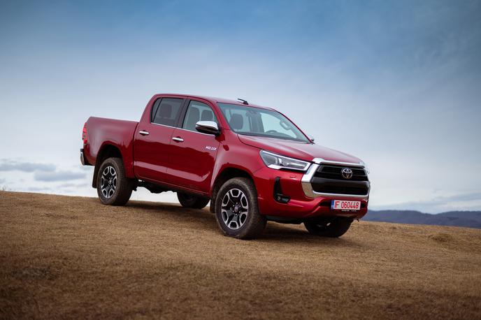 SUV Toyota Hilux | Gre za oglas za avtomobil SUV toyota hilux, ki prikazuje tako imenovano "off-road" vožnjo.  | Foto Shutterstock