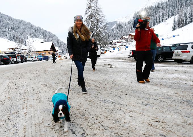 Psička Lucy jo je spremljala tudi na prizorišču svetovnega pokala v Zauchenseeju v Avstriji. | Foto: Reuters