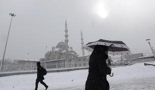 Istanbul zajel snežni kaos (foto in video)