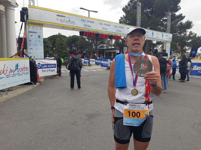 Žena mu je v cilju okrog vratu obesila medaljo iz rostfreia z izrezano številko 100, ki jo je izdelal sin. | Foto: Siol.net/ A. P. K.