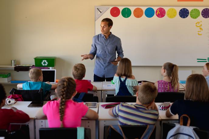 razred, šola, šolska tabla, učilnica, učitelj, učenci, pouk | Zimske počitnice v prihajajočem šolskem letu bodo potekale v nekoliko spremenjenem terminu. | Foto Getty Images