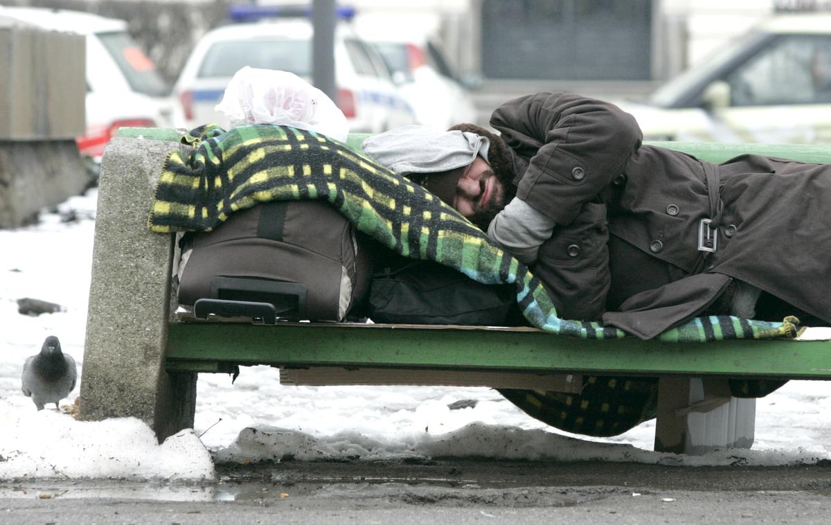 Brezdomec |  Brezdomci lahko v Ljubljani med tednom čez dan krožijo med različnimi organizacijami, ki jim ponujajo pomoč in podporo. Ob nedeljah in praznikih je velika večina prepuščena samim sebi. | Foto STA