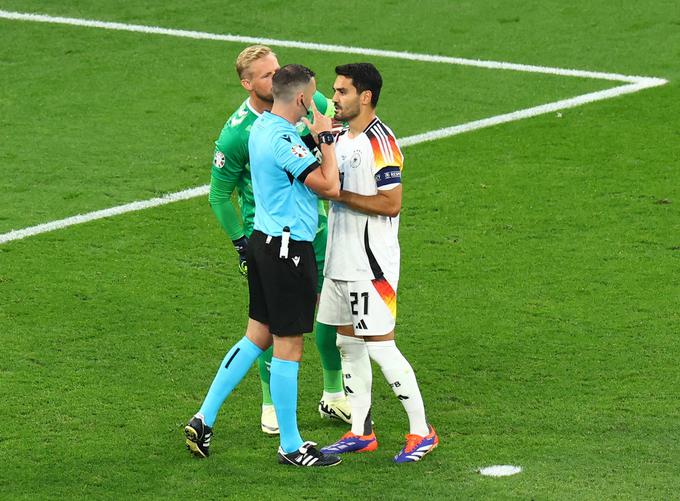 Kapetan Nemčije Ilkay Gündogan v pogovoru z glavnim sodnikom Michaelom Oliverjem po razveljavljenem zadetku Nemcev. | Foto: Reuters