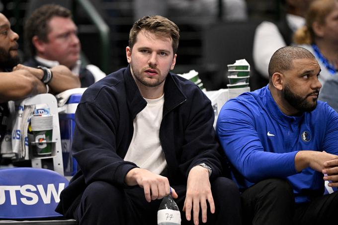 Luka Dončić je s klopi pospremil še drugi poraz proti Denverju. | Foto: Reuters