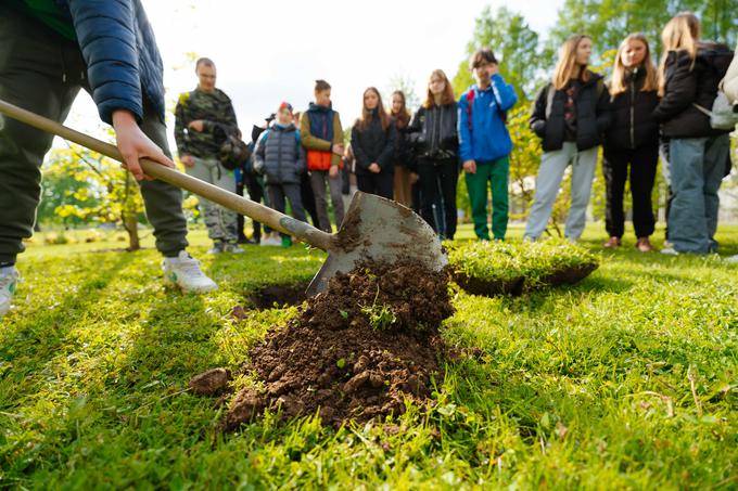 Pomočnica direktorja Arboretum Volčji Potok Melita Miš je nagrajenim dijakom in drugim prisotnim predala znanje, kako pravilno posaditi drevo: "Najprej skopljemo jamo, ki mora biti od dva- do trikrat večja od lonca, v katerem je rastlina. Nato rastlino posadimo in dobro zrahljamo zemljo. Pri prvem sajenju vedno dodamo 'dobro' oz. hranilno zemljo, da bo lahko rastlina uspešno rastla naprej. Temu v šali pravimo, da pride rastlina iz porodnišnice ali osnovne šole, saj ne ve, kako naj se prilagodi novemu okolju, zato ji moramo pri tem pomagati s kakovostno zemljo in ji čim bolj pomagati." | Foto: Answear