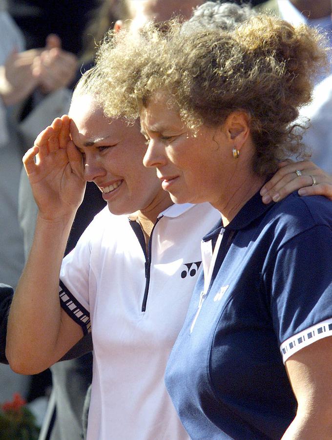 Šele po posredovanju mame in trenerke je prišla na podelitev. | Foto: Gulliver/Getty Images