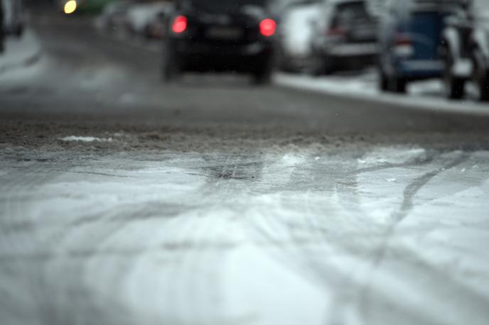 Led sneg avto zima cesta | V četrtek zvečer in ponoči bo predvsem v severovzhodni Sloveniji po nižinah in dolinah z negativno temperaturo nevarnost poledice. | Foto Guliverimage