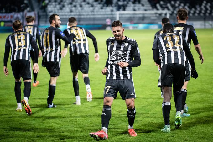 Ko je Mura jeseni doma premagala Maribor s 3:1, so zadetke za gostitelje dosegli Žan Karničnik, Tomi Horvat in Amadej Maroša. Prvi in zadnji zdaj igrata v tujini (Bolgarija in Ciper), Horvat, najboljši mladi igralec sezone 1. SNL, pa bo manjkal zaradi kazni. | Foto: Blaž Weindorfer/Sportida