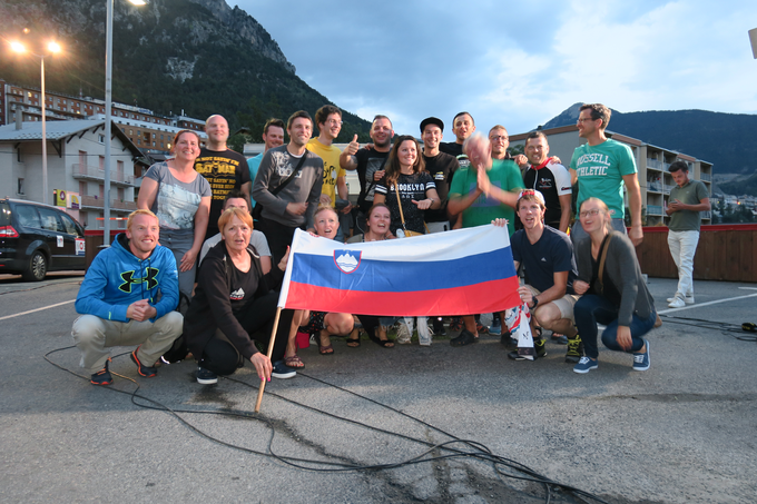 Primož in njegovo dekle Lora Klinc v družbi slovenskih navijačev, ki so ga lani spodbujali ob francoskih cestah. | Foto: osebni arhiv/Lana Kokl