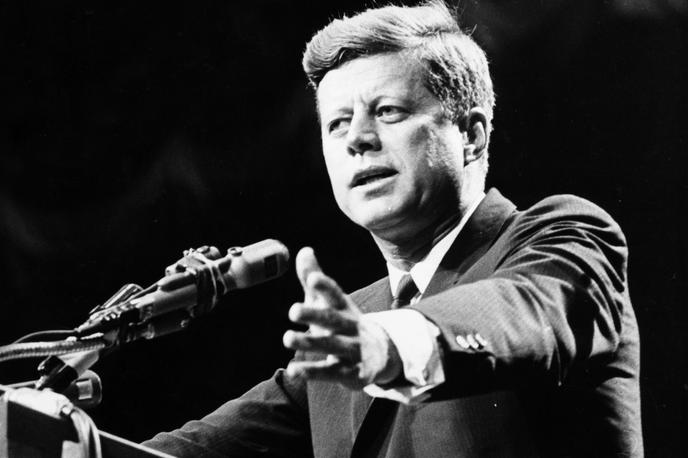 John F. Kennedy | S tem zadnjim svežnjem naj bi bilo zdaj objavljenih že 97 odstotkov vseh dokumentov na to temo, ki so v lasti ameriške vlade, kar pomeni okoli pet milijonov strani. | Foto Getty Images